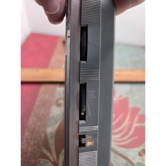 Vintage Realistic Radio Shack Hand Held Portable AM-FM Radio Model 12-719 Works - Picture 6 of 8